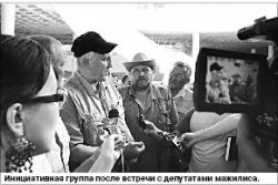 У парадного подъезда