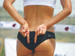 Пляж, мяч и немного эротики