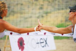 Пляж, мяч и немного эротики