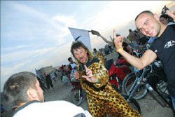 Четыре колеса возят тело, а два - душу