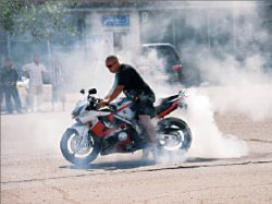 Четыре колеса возят тело, а два - душу