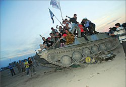 Четыре колеса возят тело, а два - душу