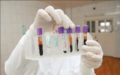 Ему на выход, ей - с вещами