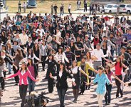 Интересно мэтр пляшет!