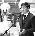 Микки-Маус в обнимку с балапаном