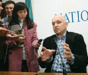 Взялись за яйца 