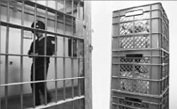 Чуть что - сразу в клетку