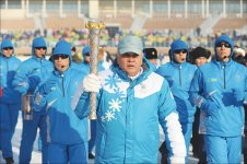 Все бегут - а он им светит!