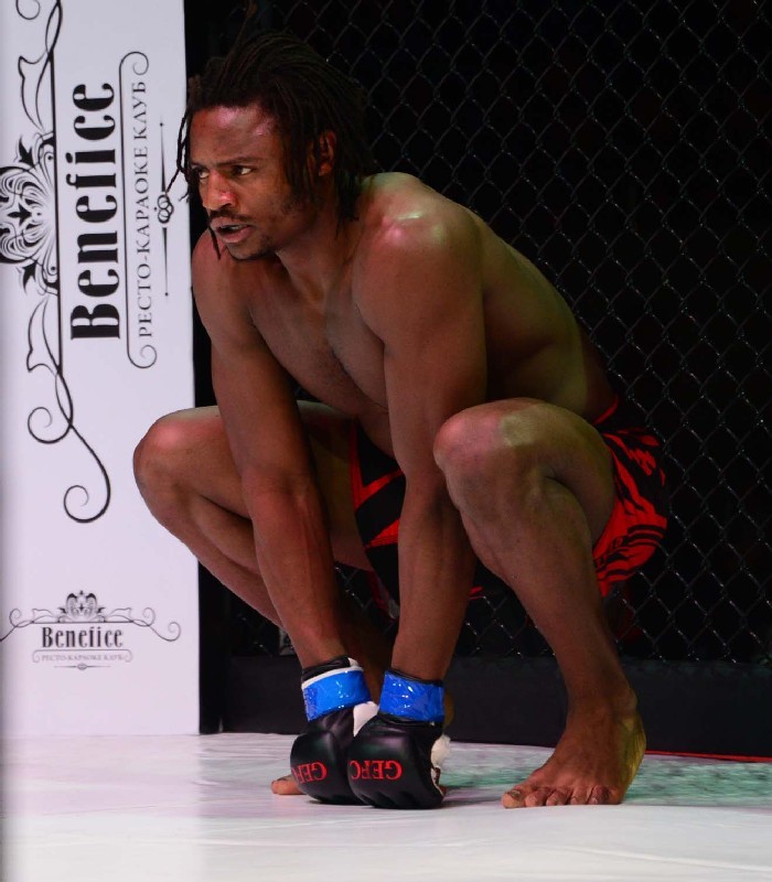 Гризли готовится к прыжку.