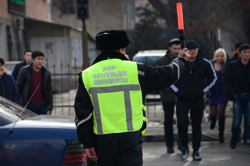 Сотрудники дорожной полиции. Дорожная полиция. Сотрудник ДПС Казахстан. Остановке автотранспорта жезлом. ДПС В Казахстане в перчатках.