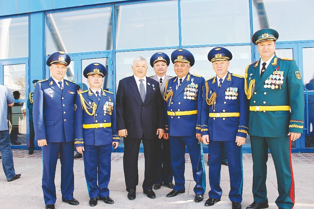 Мухтар Алтынбаев с руководящим составом Сил воздушной обороны ВС РК.