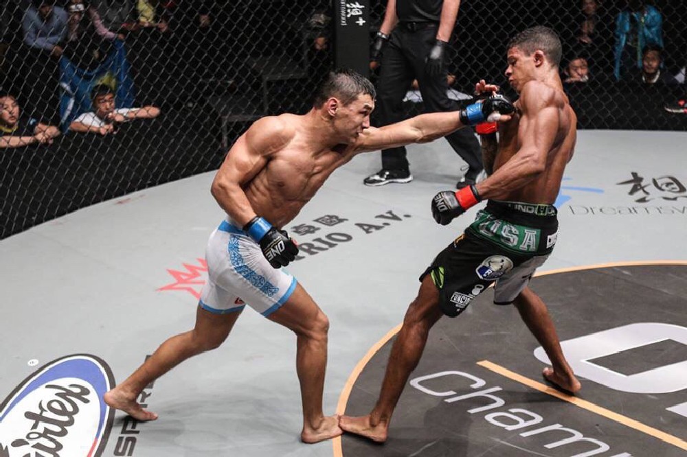 Бой за звание чемпиона ONE FC: Кайрат АХМЕТОВ (слева) против Адриано МОРАЕСА.