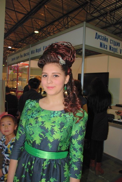 Стилист Александр ЧУРИКОВ создал Милании КАДУШИНОЙ новый образ.