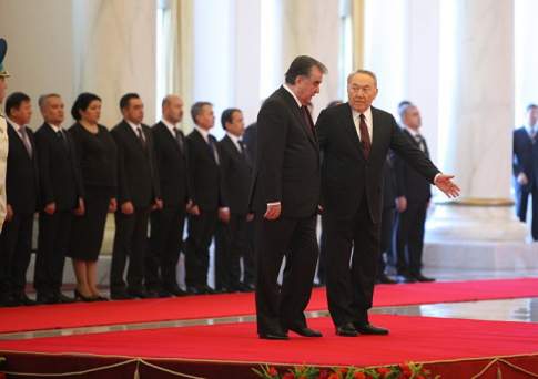 Назарбаев наградил главу Таджикистана орденом «Парасат»