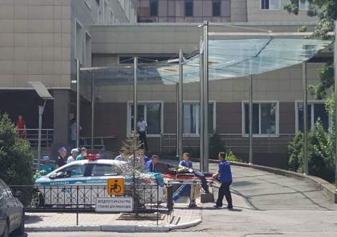 Бауыржан Байбек навестил раненых полицейских