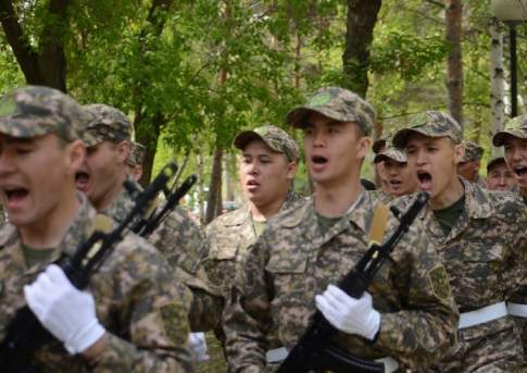 Свыше 17 тыс. казахстанцев призовут на военную службу РК осенью