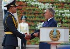  Президент Казахстана вручил офицерские погоны лучшим выпускникам военных заведений страны