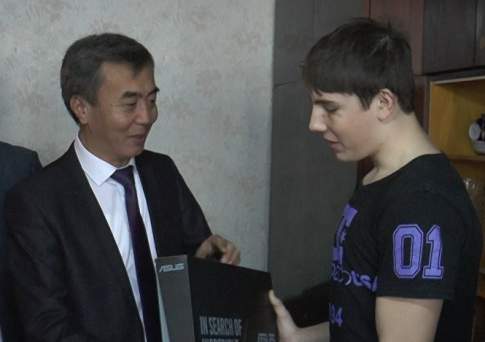 Задержавшего грабителя подростка поощрили в Алматы