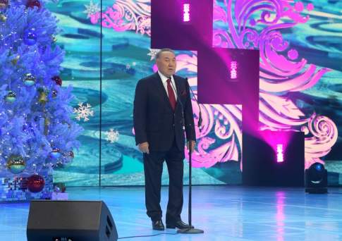 Назарбаев посетил новогодний бал в Астане