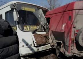 В Караганде при лобовом столкновении погиб водитель микроавтобуса