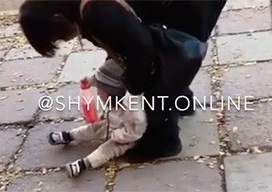 В Шымкенте расследуют новый случай грубого обращения женщины с маленьким ребенком