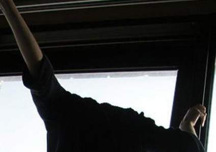 В Усть-Каменогорске мужчина выпал из окна многоэтажки