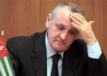 Президент Абхазии Александр Анкваб подал в отставку