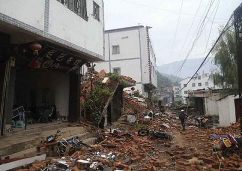 Количество жертв землетрясения в китайской провинции Юньнань достигло почти 600 человек