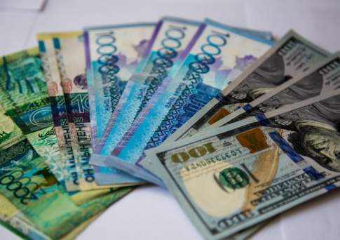Средневзвешенный курс тенге на KASE составил 349,12 тенге за доллар