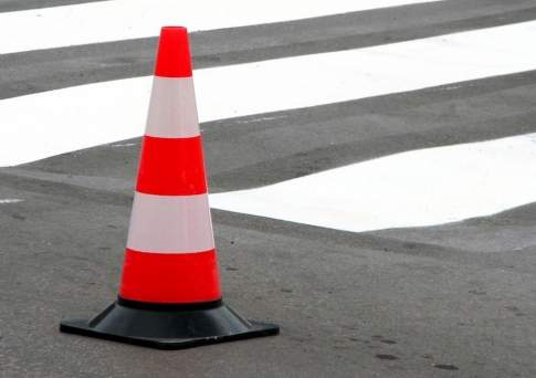 Перебегавший дорогу в неположенном месте пенсионер попал под колеса иномарки и погиб в Алматы