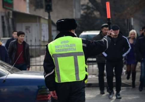 Полицейские Казахстана с нового года не будут использовать жезл для остановки автотранспорта