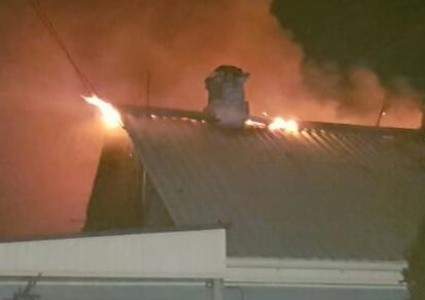 Крупный частный жилой дом загорелся вместе с хозпостройками в Алматы