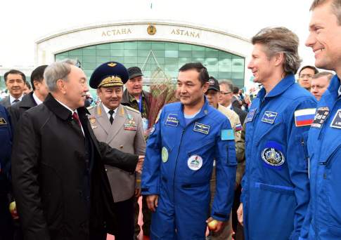 Назарбаев поздравил космонавтов экипажа «Союз ТМА-16М» с возвращением на Землю