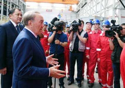 Назарбаева ознакомили с производством металлоконструкций с использованием роботосварки