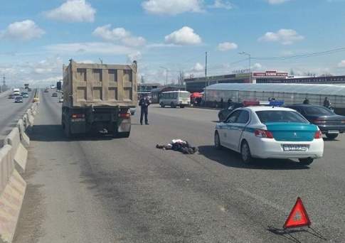 Грузовик насмерть сбил пожилую женщину в Алматы