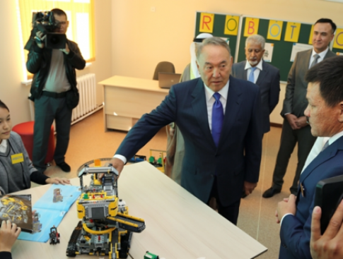 Президент РК посетил новую школу-лицей в Астане