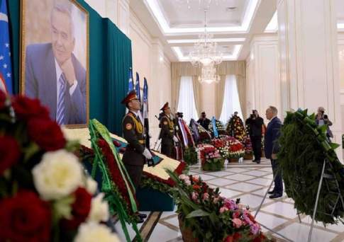 Назарбаев возложил цветы к могиле президента Узбекистана Каримова