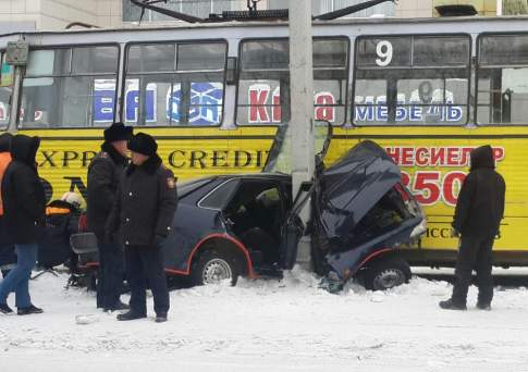В Усть-Каменогорске иномарка врезалась в трамвай (видео)