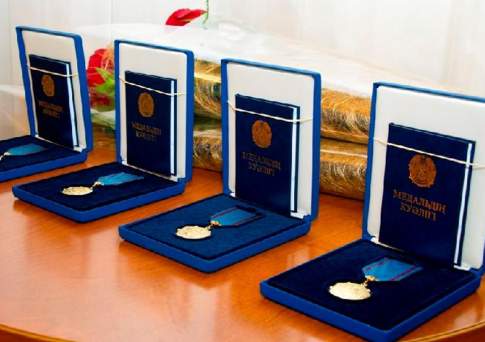 Погибших при терактах полицейских наградили посмертно