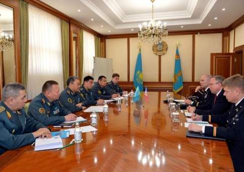 Военное сотрудничество обсудил министр обороны РК с послом США