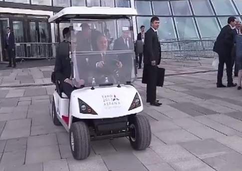 Нурсултан Назарбаев сел за руль и провел экскурсию на электрокаре (ВИДЕО)