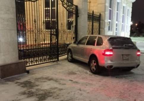 В генпрокуратуре РК прокомментировали инцидент с врезавшимся в ворота Акорды автомобилем с полицейскими