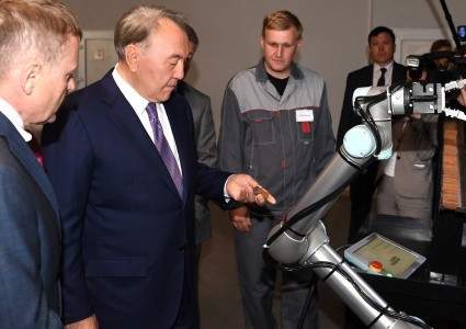 Президент Казахстана ознакомился с процессом изготовления трубопроводной арматуры на заводе в ВКО