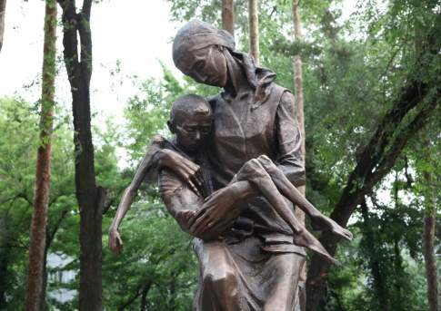 В Алматы установили памятник жертвам голода 1931-1933 годов