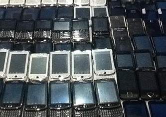 Цех по производству поддельных брендовых смартфонов выявили в Алматы