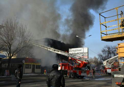 Крупный торговый центр горит в Талдыкоргане (видео)