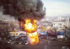 В результате возгорания новогодней елки в Алматы были повреждены три машины