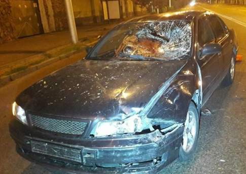 Мужчина на мопеде влетел в легковушку и пробил лобовое стекло