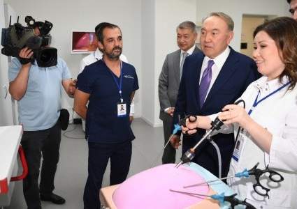 Назарбаев подчеркнул эффективность роботизированных хирургических систем в медицине