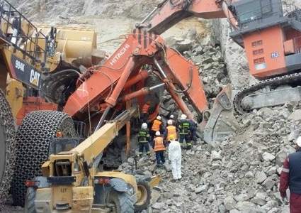 Пострадавший при обвале карьера экскаваторщик умер в Акмолинской области